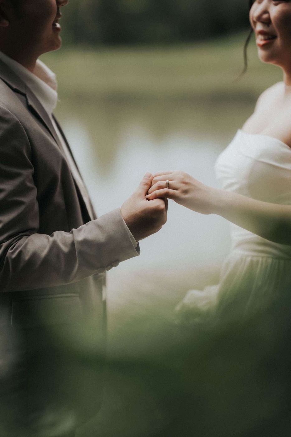จับมือกันริมทะเลสาบ